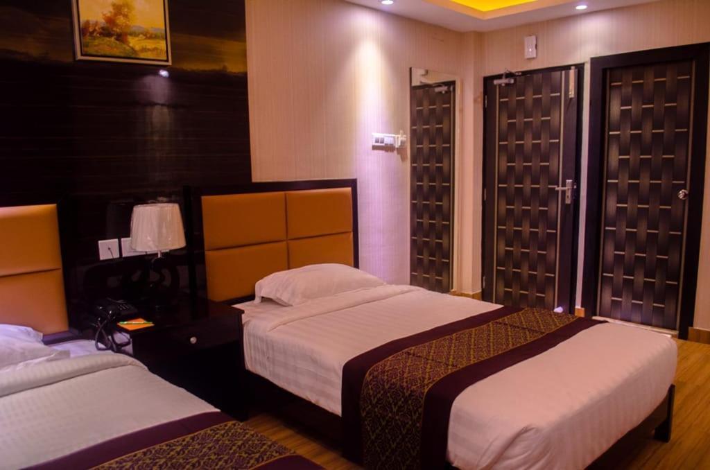 Hotel Comfotel Калькутта Экстерьер фото
