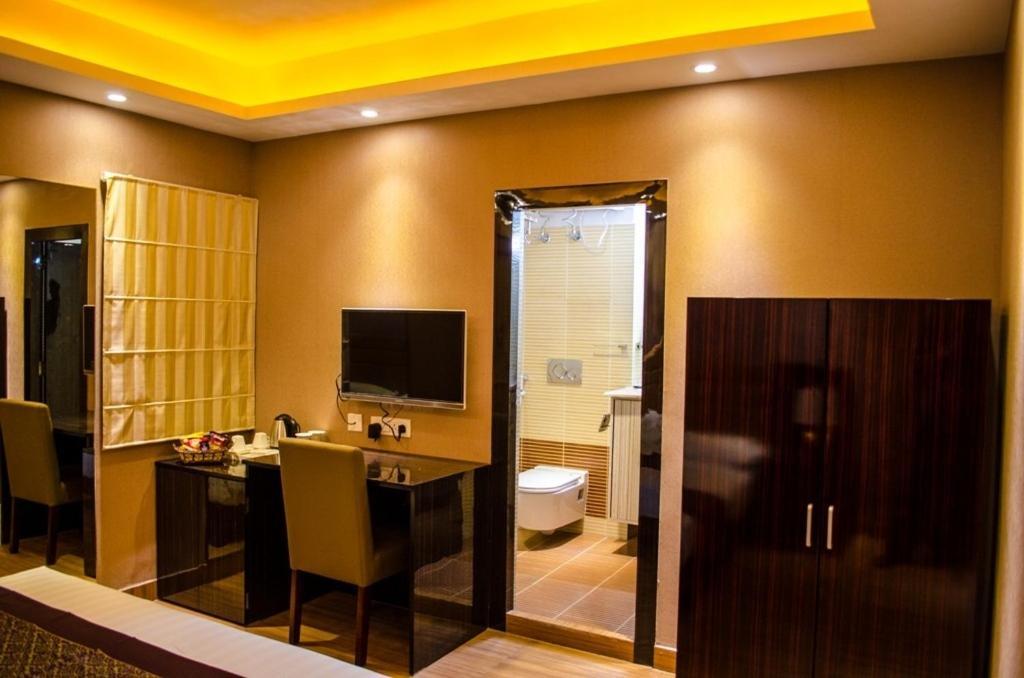 Hotel Comfotel Калькутта Экстерьер фото