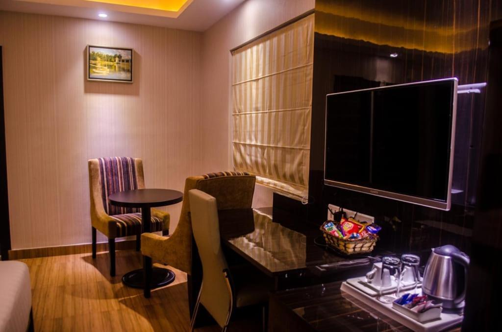 Hotel Comfotel Калькутта Экстерьер фото