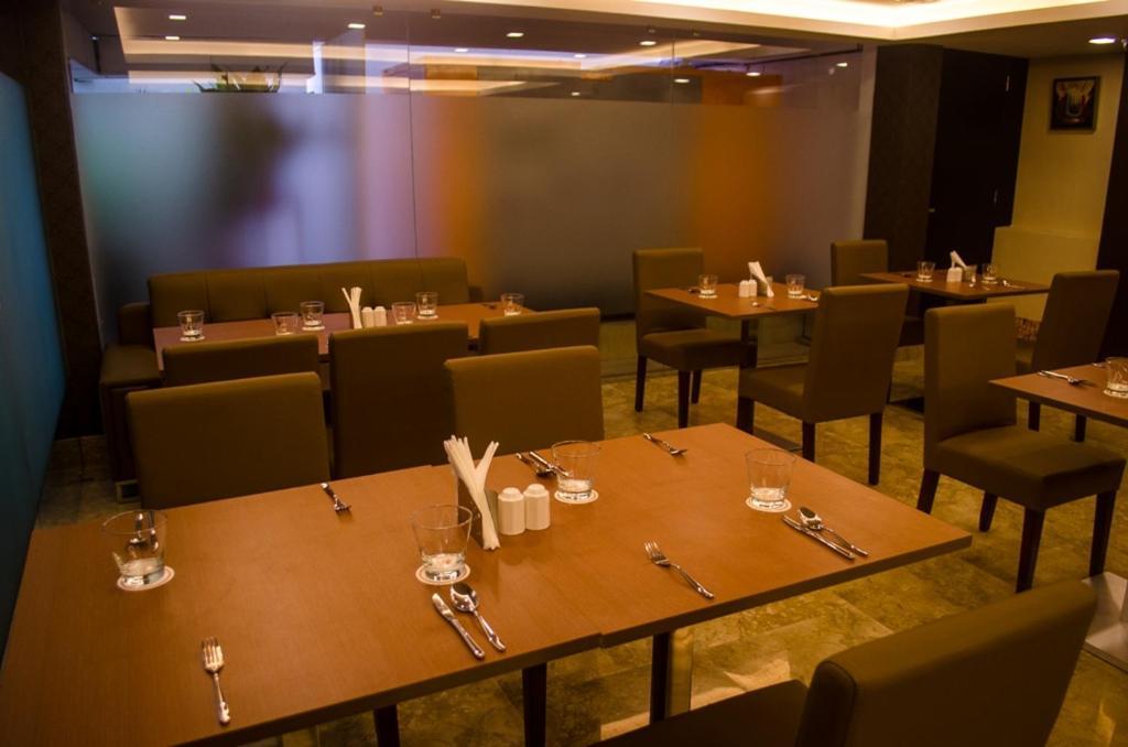 Hotel Comfotel Калькутта Экстерьер фото