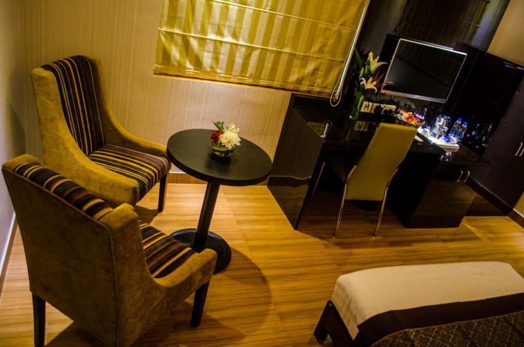 Hotel Comfotel Калькутта Экстерьер фото