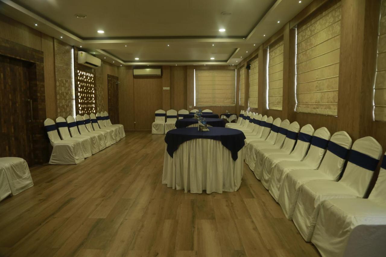 Hotel Comfotel Калькутта Экстерьер фото